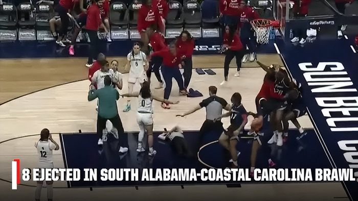 罕见！NCAA女篮爆发斗殴事件：8名球员遭驱逐 女裁判受伤倒地|休斯顿|南部阿拉巴马大学|哈里斯|海岸卡罗莱纳大学|德文-哈里斯_新浪体育_新浪新闻